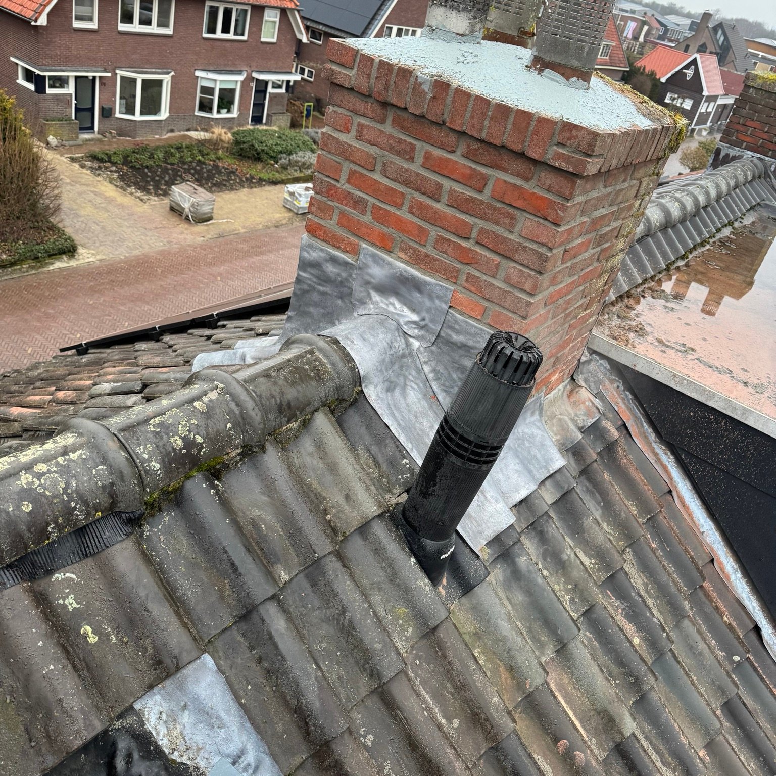 Loodwerk en schoorsteen