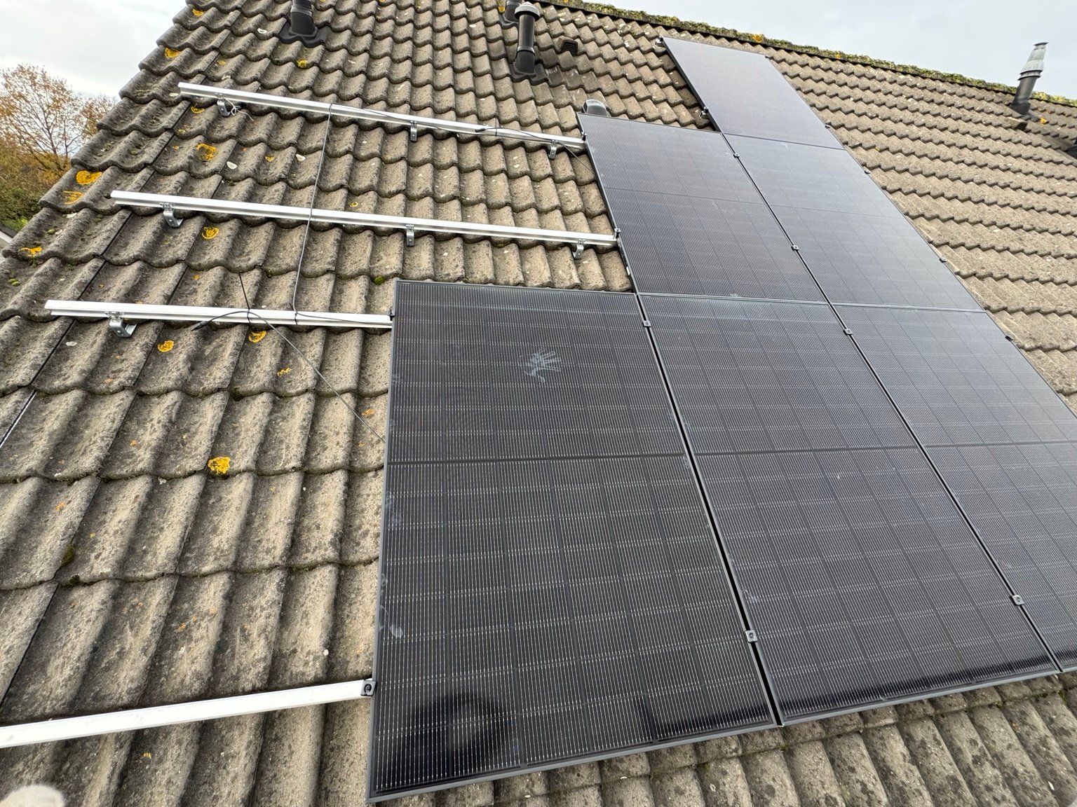 Werkbus en steiger op locatie