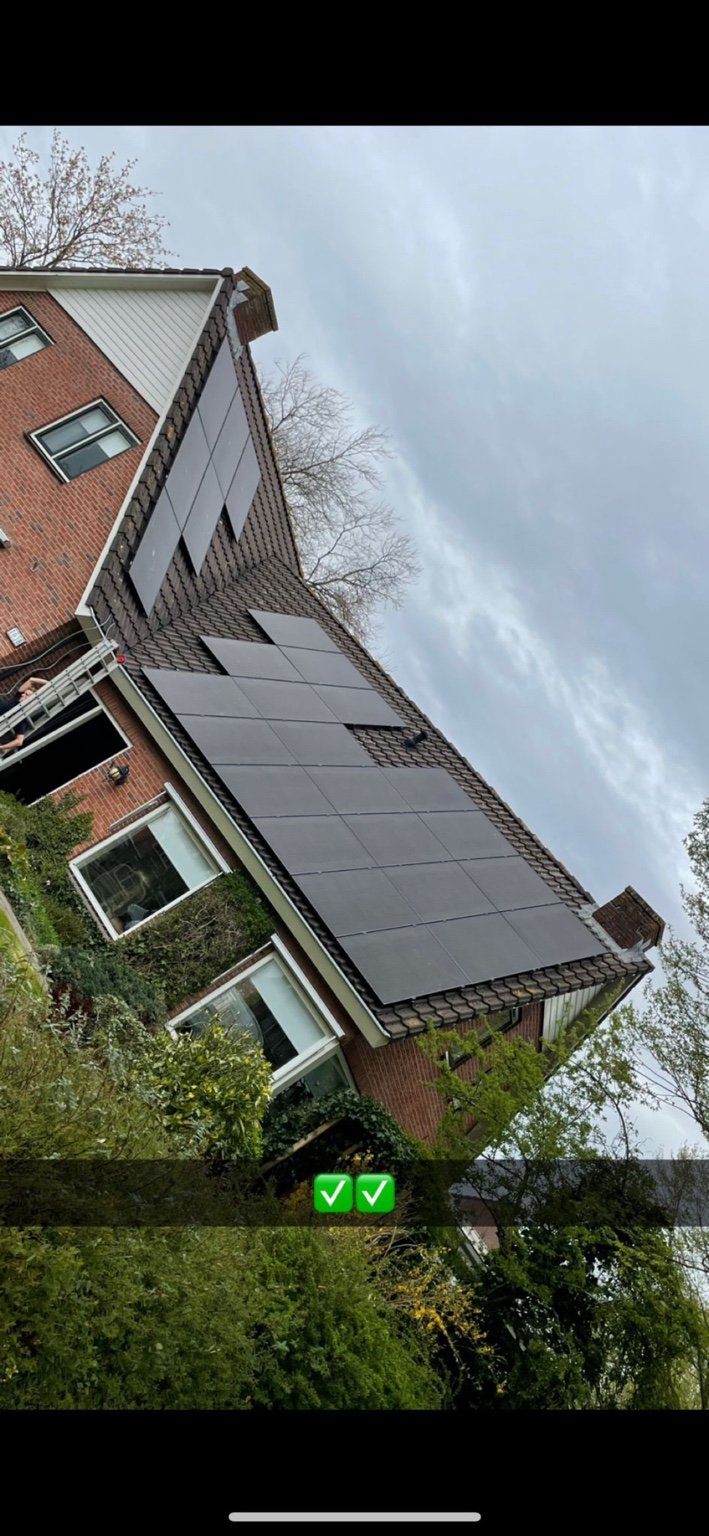 Zonnepanelen project op rood dak